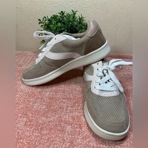 Beige and pink stripe shoe